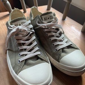 Men’s 8.5 low profile canvas Converse All Stars